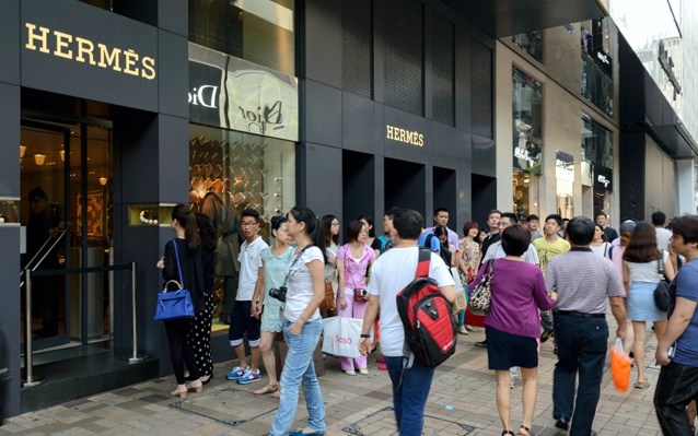 Follower tourists buying luxury brands
