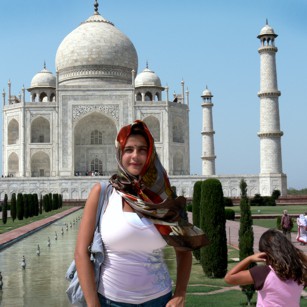 A luxury travelling woman from Omnimundi Family in front of the Taj Mahal
