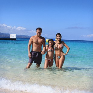 Omnimundi Family of three enjoying a beautiful beach in Jamaica