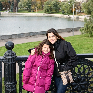 Mother and daughter from Omnimundi standing in a garden in the city of Minsk in Belarus