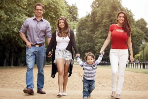 A luxury travaling family of four walking in Londos, UK, by Omnimundi