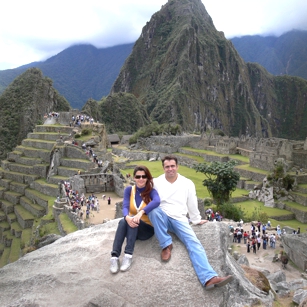 Cople from Omnimundi Family sitting on the ruins of Machu Picchu
